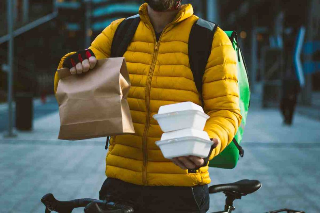 Repartidor con una bolsa de comida.